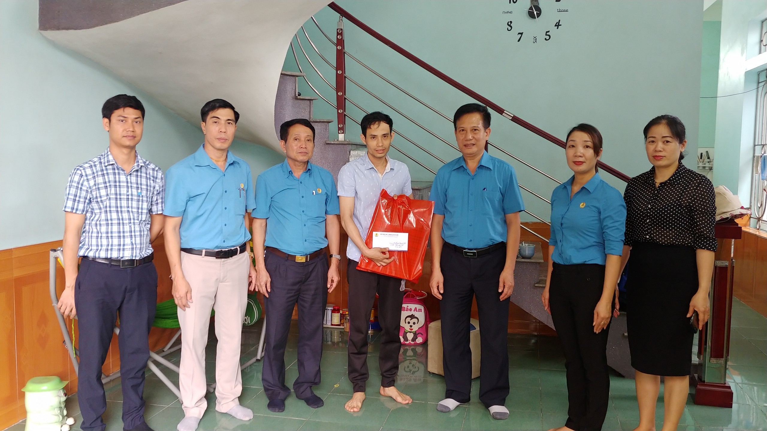 Thăm hỏi và tặng quà cho trường hợp công nhân Nguyễn Thanh Việt – Phân xưởng Chế biến than