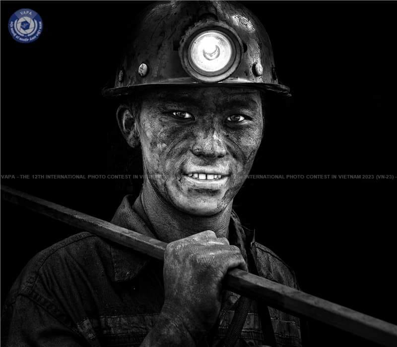 Tận hưởng những công trình trữ than từ thợ mỏ than Mông Dương tại triển lãm ảnh. Tìm hiểu về những khó khăn trong quá trình khai thác than và những câu chuyện về đời sống của những người thợ mỏ. Cùng nhìn lại quá trình phát triển của ngành khai thác than, chắc chắn bạn sẽ có được nhiều trải nghiệm thú vị và đầy bổ ích.